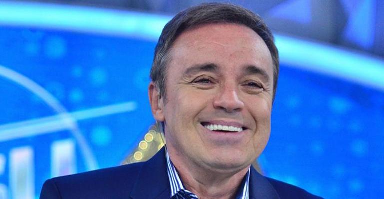 Gugu Liberato completa 60 anos e aparece diferente com as filhas gêmeas