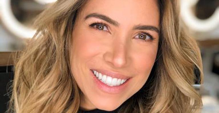 Grávida, Patricia Abravanel comemora última gravação e barrigão choca: ”Achei que era um balão”