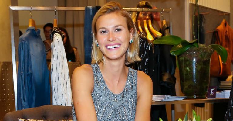Radicalizou! Renata Kuerten escurece os cabelos e fica morena pela primeira vez
