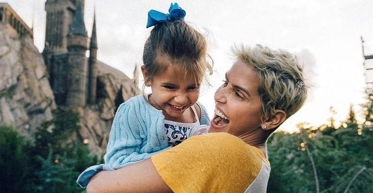 De volta para casa, Deborah Secco mata a saudade da filha com brincadeira diferente