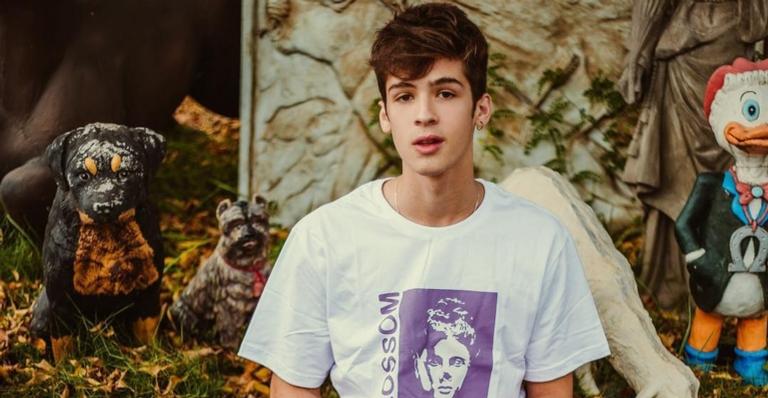 Rebelde? João Guilherme surge sem camisa em foto ousada fazendo gesto obsceno