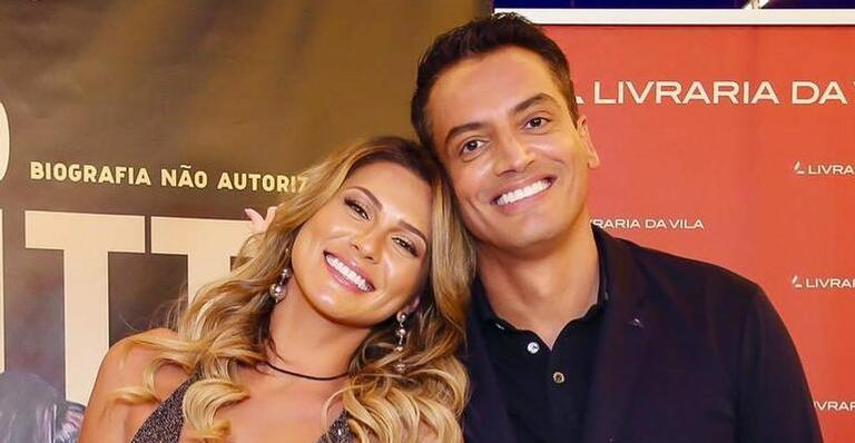Leo Dias compartilha momento íntimo na casa de Lívia Andrade e do marido da apresentadora
