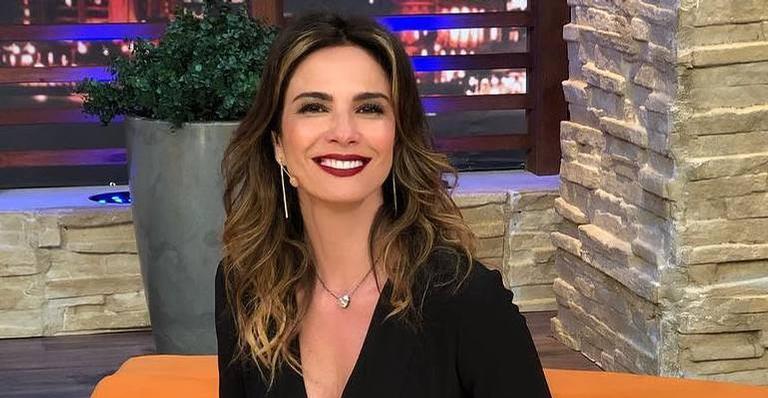 Luciana Gimenez sensualiza no banheiro de avião e fãs reclamam: ”Magra demais”
