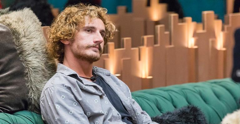 Alan questiona qual será a reação de Hana no reencontro deles