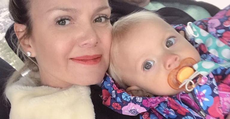 Manuela, filha de Eliana, rouba cena ao surgir com coelhos da Páscoa