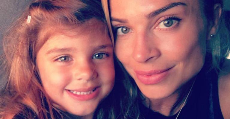 Sofia, filha de Grazi Massafera, rouba cena ao dançar com a mãe na academia