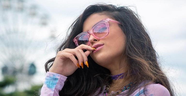 Hana Khalil posa de topless e causa um grande alvoroço nas redes sociais