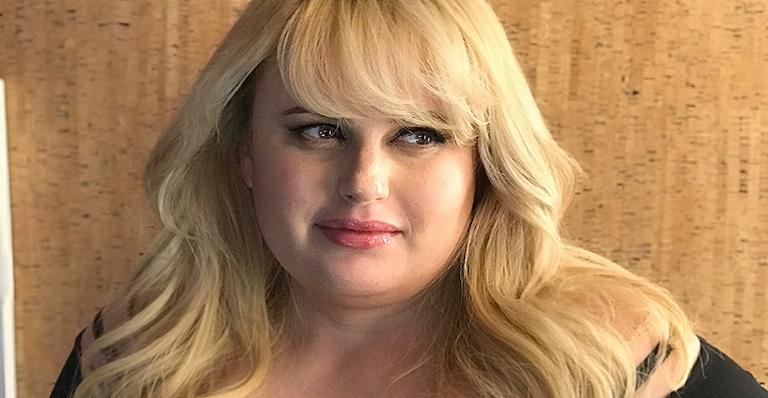 Rebel Wilson deixa de ir em casamento por não saber onde comprar um vestido