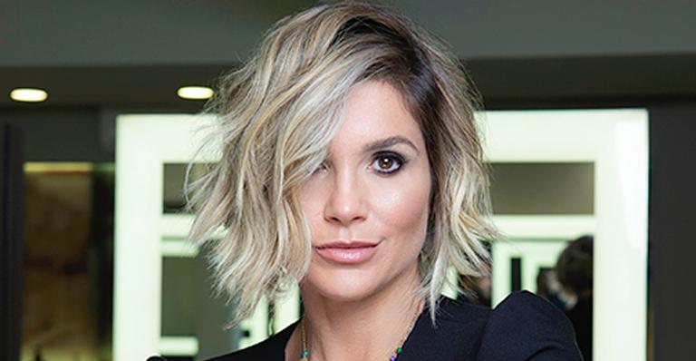 Flávia Alessandra eleva a temperatura ao posar de topless