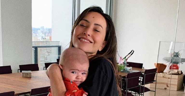 Estilosa! Sabrina Sato mostra Zoe usando faixa e brinca: ”Mãe babona”