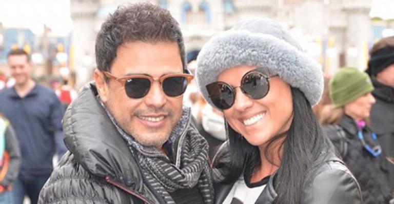 Zezé Di Camargo posta foto dando beijão em Graciele Lacerda e se declara