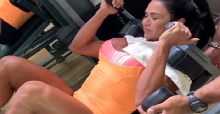 Gracyanne Barbosa assusta internautas ao cair em lágrimas durante treino