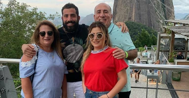 Pela primeira vez, Kaysar assiste à sua novela reunido com a família e emociona fãs