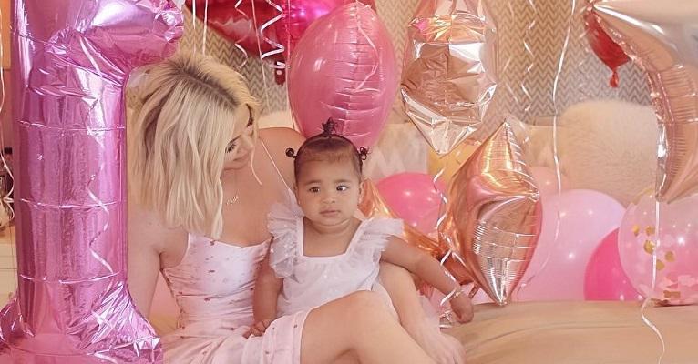 Após ser traída, Khloé Kardashian celebra o primeiro aniversário de True com a presença do pai