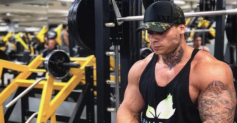Leo Stronda acalma os fãs após cirurgia de uma grave lesão que sofreu na academia