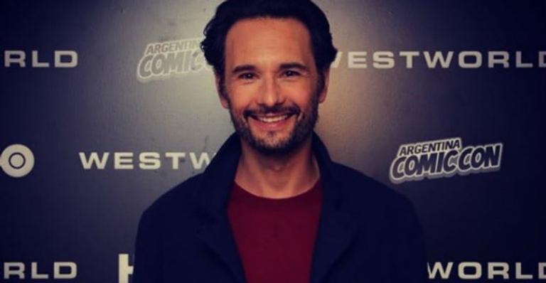 Rodrigo Santoro faz rara aparição no Caribe e pesca peixe gigante