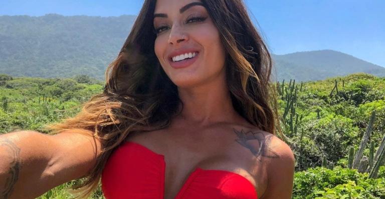 Aline Riscado fica pendurada em pedra e fãs comentam: ”Você é muito doida”