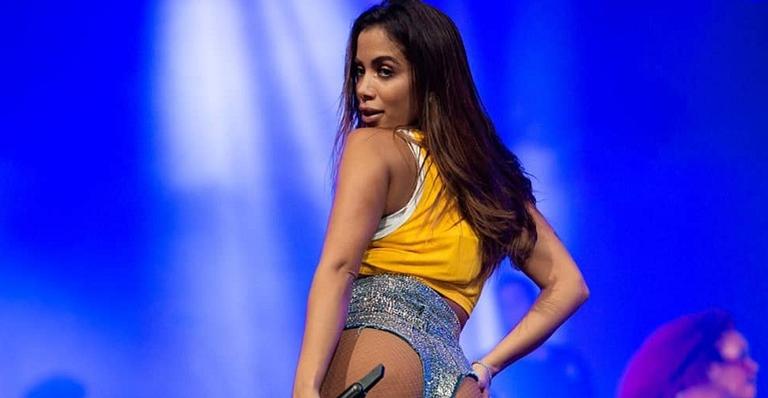 Anitta sensualiza bastante, ao som de Becky G, enquanto retoca o bronze no Rio de Janeiro