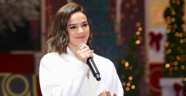 Pai de Bruna Marquezine ganha festa surpresa da filha em mansão luxuosa