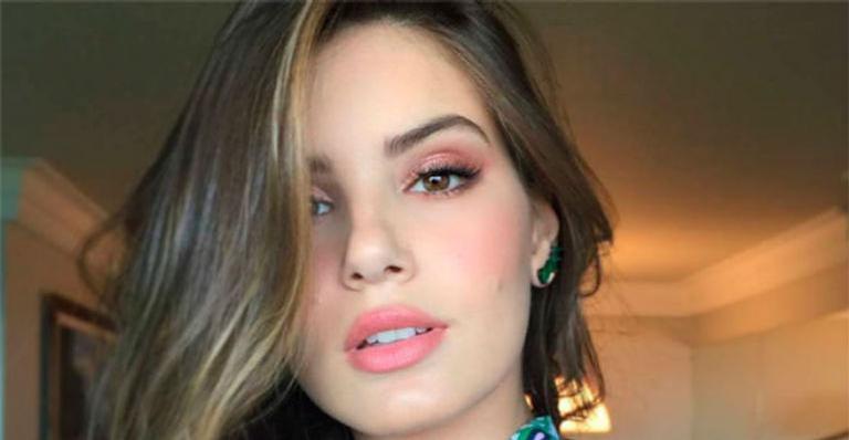 Camila Queiroz sensualiza em clique e enlouquece Klebber Toledo: ”Gata”