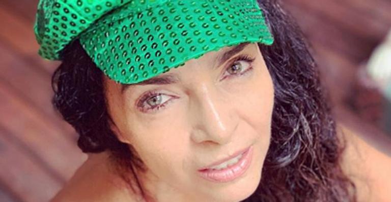 Tá rolando? Claudia Ohana curte viagem romântica com ator 26 anos mais jovem