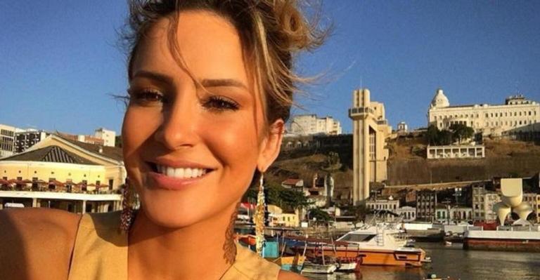 Grávida, Claudia Leitte posta vídeo surfando e brinca: ”Gabriel Medina aprendeu comigo”