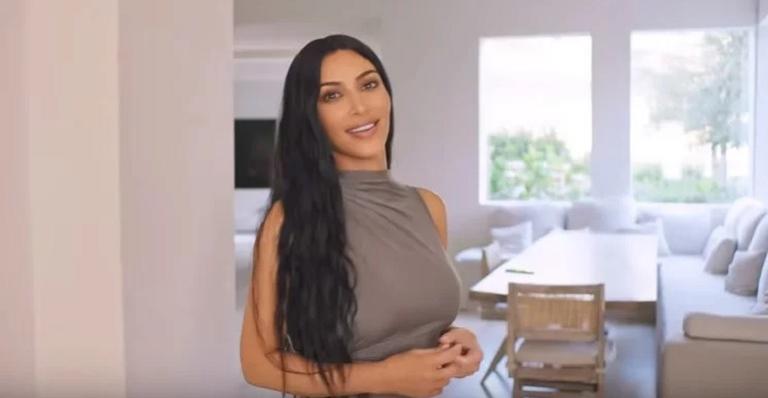 Kim Kardashian faz tour por sua mansão luxuosa e gigante, mostrando tudo