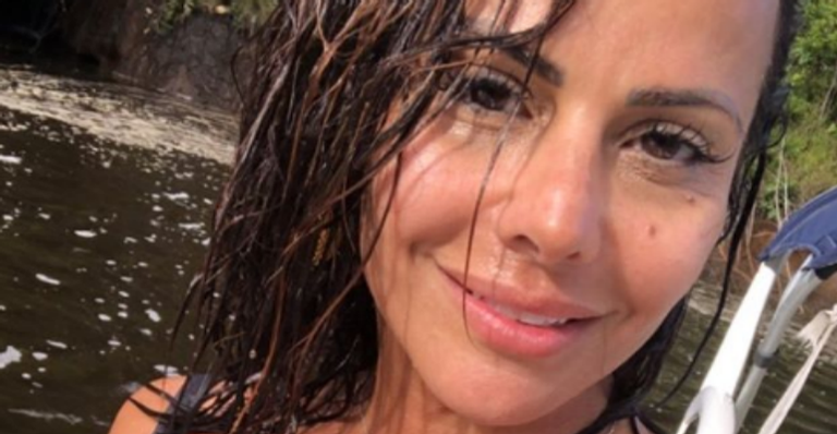 Viviane Araújo exibe barriga chapada e alfineta: ”Simplicidade e humildade”