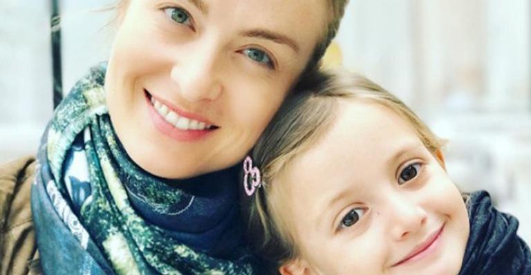 Angélica e a filha são fotografadas por Luciano Huck: ”Amores”