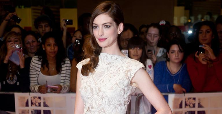 Anne Hathaway decide não beber álcool até seu filho sair de casa: ‘Não é uma decisão moral’