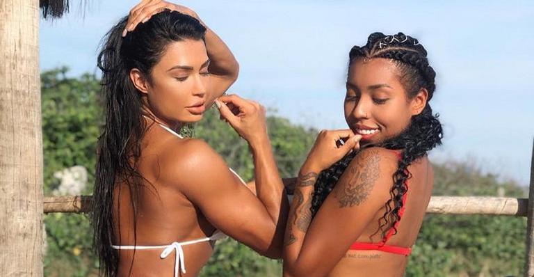 Irmã de Gracyanne Barbosa surge de fio dental e mostra que também tem bumbum perfeito