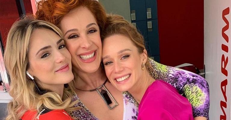 Mariana Ximenes invade gravações de ‘Verão 90’ para ver Claudia Raia e Isabelle Drummond