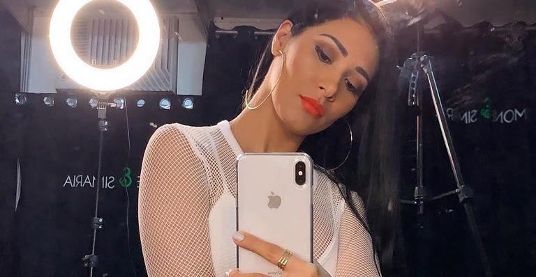 Simaria exibe decote explosivo com look para gravação do Altas Horas