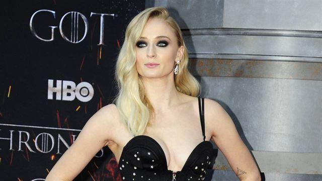 Sophie Turner, de Game of Thrones, diz que já pensou em suicídio e vai às lágrimas