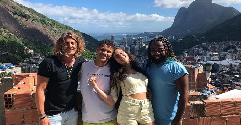 Danrley apresenta comunidade da Rocinha para ex-BBBs