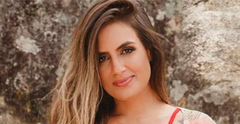 Ex-BBB Carol Peixinho mostra corpo perfeito de biquíni e recebe chuva de cantadas