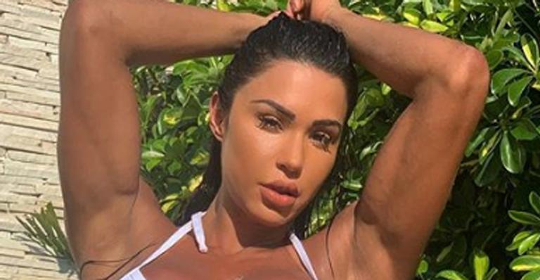 De biquíni branco, Gracyanne Barbosa eleva a temperatura ao exibir corpo musculoso