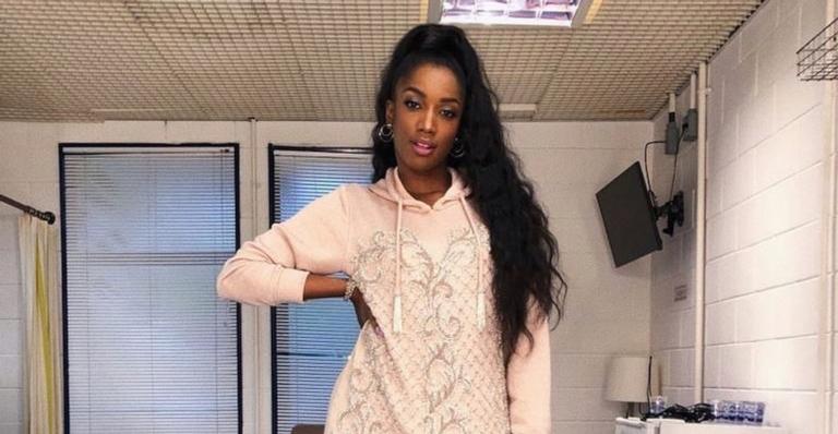 Iza surpreende fãs ao mostrar cabelo natural sem mega hair