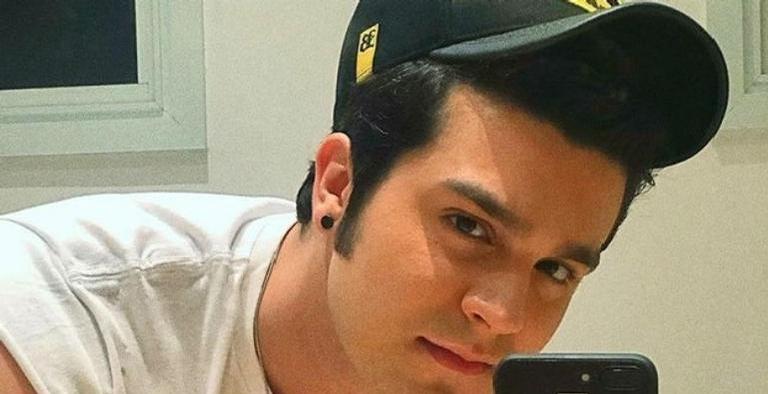 Luan Santana exibe músculos em foto seminu e internautas não perdoam: ”Pode soltar o ar”
