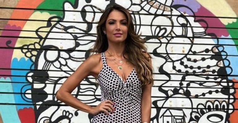 Patrícia Poeta aparece sem maquiagem na praia e impressiona seguidores