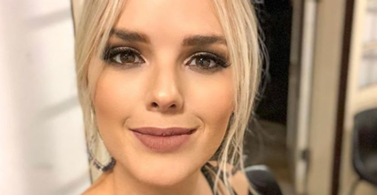 Nasce Liz, filha de Thaeme, e cantora compartilha clique fofíssimo do rostinho da bebê