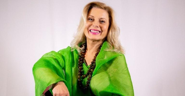 Vera Fischer posa rodeada de strippers de sunga e faz recordação picante