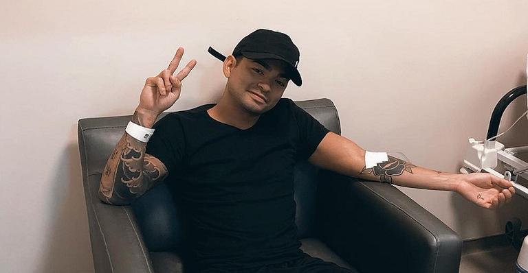 Yudi Tamashiro choca fãs ao surgir de muletas e deixa mensagem reflexiva: ”Dor 24h por dia”