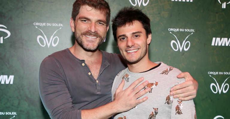 Hugo Bonemer troca carinhos com o namorado em evento na capital paulista