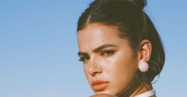 Bruna Marquezine usa ‘disfarce’ em festival de música nos Estados Unidos