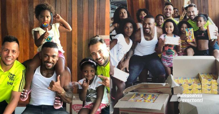 Nego do Borel e jogadores do Flamengo emocionam crianças ao distribuírem chocolate em comunidade
