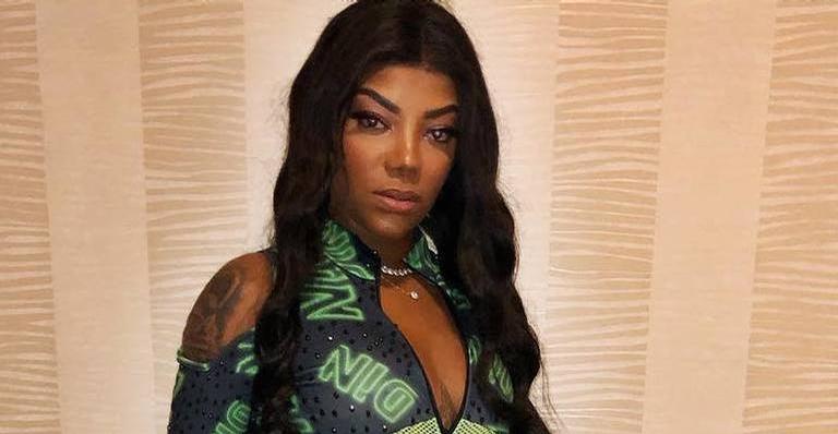 Decotadíssima, mãe de Ludmilla mostra corpão com look de oncinha
