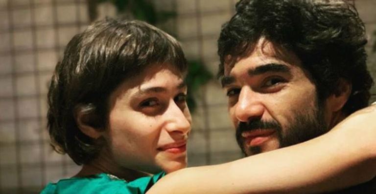 Caio Blat caminha de saia na rua ao lado da namorada, Luisa Arraes