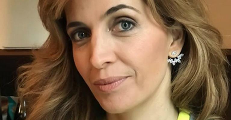 Poliana Abritta aparece com os trigêmeos em comemoração de Páscoa