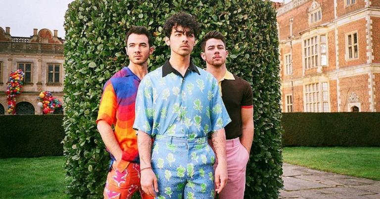 Após 10 anos, Jonas Brothers anunciam novo álbum de estúdio intitulado ‘Happiness Begins’